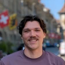 Ich bin 𝗗𝗘𝗥 Eishockey Kommentator der Schweiz 🎙 🏒 Das ist etwas  übertrieben, dennoch blicke ich auf eine erfolgreiche Saison zurück, in der  ich fünf bedeutende Titel kommentieren durfte…