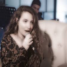 Gece gibi gönlün ve ardından mustafa ceceli ile düet yaptığı mühür şarkılarıyla tanınmıştır. Ayletme Beni Single By Irmak Arici Spotify