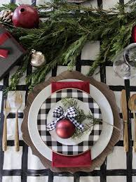 Teller Weihnachtlich Dekorieren Tannengrun Christbaumkugel Rot Weihnachtsdeko Idee Weihnachtlich Dekorieren Tischdekoration Weihnachten Tischdeko Weihnachten