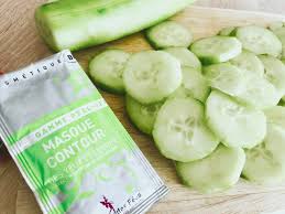 Le Masque Au Concombre Maison Et Adapte A Chaque Type De Peau Koklaya Beaute Sante Par Les Plantes Masque Au Concombre Masque Contour Des Yeux Masque