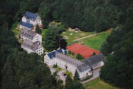Wenn sie erfahrungen mit diesem unternehmen gesammelt haben, teilen sie diese hier mit anderen seitenbesuchern. Geschichte Des Hauses Und Der Herz Jesu Kirche Unser Haus Wir Uber Uns Junkerath Don Bosco