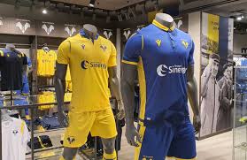 La prima maglia, come da tradizione vede il blu e nero, con lo sponsor pirelli che sembrerebbe al suo ultimo anno di sponsorizzazione, anche se sembrerebbe che la multinazionale italiana leader nella produzione di pneumatici resterà a fianco del club con altri tipi di. Sponsor Tecnici Ecco Quanto Incassano Le Squadre Di A