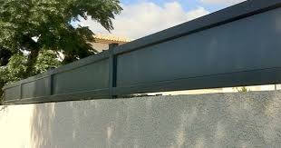 Cette Cloture Alu Moderne Est Realisee Avec De La Tole Aluminium Un Design Simple Totalement Occultant Qui Securise Vot Cloture Alu Cloture Cloture Aluminium