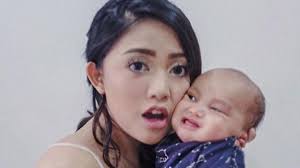 Rachel vennya mengaku meneteskan air mata lantaran menyadari membludaknya uluran tangan kompas.com/dian reinis kumampung youtubers yang juga selebgram rachel vennya saat. Rachel Vennya Jengkel Anaknya Disebut Memiliki Kelainan Cantik Tempo Co