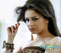 صور نيولوك منة فضالي الجديد و الذي اثار حفيظة الفيسبوكيين خاصة مع ارتدائها ملابس شبه ة drop earrings celebs fashion