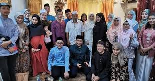 Рет қаралды 3,2 м.5 ай бұрын. Gambar Rombongan Meminang Adik Ipar Ds Shahida Dedah Bonda Rozita Sebenarnya Ada Dua Anak Lelaki Siakap Keli Press