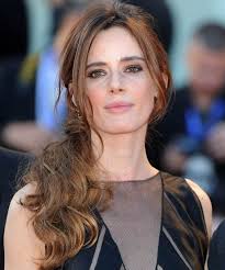 El recogido messy todoterreno de Barbara Palvin