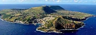 Gli istruttori di blue diving ustica vi accompagneranno nel meraviglioso mondo sottomarino dell'isola di ustica per la prima volta in mare, lasciati trasportare dall'esperienza unica del battesimo del mare. Il Mare Di Ustica Si Conferma Tra I Piu Belli D Italia L Isola Ottiene Di Nuovo Le 5 Vele
