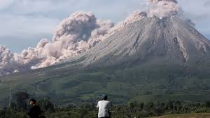 Berikut ulasan 5 gunung berapi memukau dan paling dahsyat di indonesia. Gunung Berapi Sinabung Di Indonesia Mengeluarkan Abu Baru Yang Panas