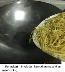 Berberapa potong daging yang telah direbus. Resepi Mee Goreng Basah Seafood Lahad Datu Food Viral Facebook