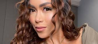 Epa Colombia les dio dinero a las personas que besaran a su amiga trans