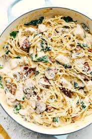 One Pot Creamy Chicken Mushroom Florentine Is Ready In Under 30 Minutes Everything Is Made In Just One Pot And It Mushroom Chicken Creamy Chicken Creamy Pasta