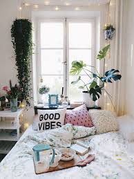 A Happy Dorm Is Clean And Simple Let Her Campus And Britausa Filter Out The Non Essentials On Your Packing Lis Dorm Room Decor Dorm Room Diy Room Inspiration