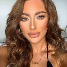 Cara Owen's Instagram, Twitter & Facebook