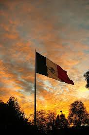 The mexican flag is one of the most popular flags in the world because the mexican people love and respect their flag very much. Mexico City Sunset Mexico Culture Sunset City Mexico Wallpaper