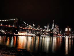 One of the primary symbols of new york city, it is a marvel of design and provides spectacular views of the city's skyline. Zu Fuss Uber Die Brooklyn Bridge Bei Tag Und Bei Nacht Travelpurrfect De