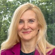 Lynne Kyle's Instagram, Twitter & Facebook