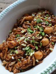 1 biji bawang besar dikisar halus 10 tangkai cili kering dipotong dua direbus dan dikisar halus 2 biji bawang putih dikisar halus. Kue Teow Goreng Simple Azie Kitchen