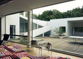 Villa savoye's detachment from its physical context lends its design to be contextually integrated into the mechanistic/industrial villa savoye is a house designed based on the architectural promenade. Le Corbusier S Villa Savoye Encapsulates The Modernist Style