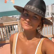 Sara Heath (@heath_like_the_candybar)