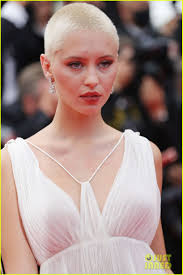 Iris Law Looks Amazing In White With Her Shaved Hair During 'French  Dispatch' Premiere: Photo 4587316