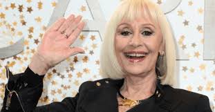 'è morta la cantante italiana raffaella carrá, la. E Morta Raffaella Carra Showgirl E Popstar Che Ha Trasformato La Tv Italiana