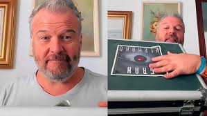 Íñigo González abre su maletín 23 años después de ‘GH’ y enseña lo que hay  dentro