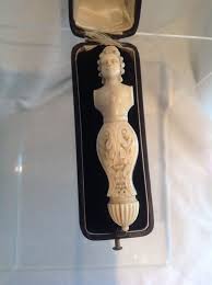 Outstanding Antique Dieppe Figural Carved Needle Case French Circa 1830 Avec Images Tissu Couture Boite A Couture Ruban De Dentelle