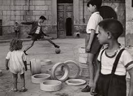 ¿cómo juega un niño en una calle de nueva york? Ninos Jugando En La Calle Otros Tiempos Otros Juegos La Aldea Irreductible