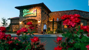 As of march 4, 2021, olive garden operates 900 locations globally and accounts for $3.8 billion of the $6.9 billion revenue of parent darden. Olive Garden S Big Turnaround Better Wine Fewer Breadsticks Cnn