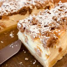 Zutaten 1 portion hefeteigbelag1 1/2 dl apfelsaft1 zitrone, abgeriebene schale1 el zitronensaft4 äpfel, geschält3 el sultaninen3 el haselnüsse, grob gehackt4 el rohzucker2 el maizena2 tl zimtstreusel50 g margarine oder butter50 g zucker50 g mehl50 g. Apfel Kase Streusel Hallo Hier Bin Ich Der Quark Halbmondgasse12