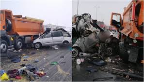 Un șofer în vârstă de 34 de ani, din cisnădie, aflat la volanul unui autoturism condus spre agnita, posibil pe fondul vitezei neadaptate, a pierdut controlul. Cei Trei Romani MorÈ›i Pe A1 Veneau AcasÄƒ Din Italia Imagini De CoÈ™mar De La FaÈ›a Locului Video Stiri Diaspora