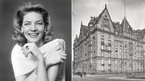 Il suo profilo austero e ricco di dettagli gotici. At Home With Lauren Bacall Living At The Dakota Apartments The Bowery Boys New York City History