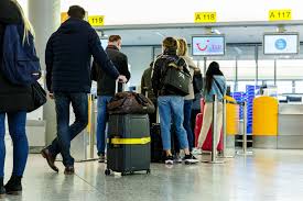 Der fluglinie) bei abreise, der zuständigen behörde bei einreise oder bei polizeilicher kontrolle vorgelegt werden. Starttermin Fur Neue Regelung Verschoben Generelle Testpflicht Bei Flug Einreisen Beginnt Dienstagfruh Politik Tagesspiegel