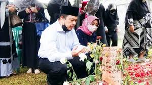 Untuk semua jenis doa tahlil dan ziarah kubur: Bacaan Tahlil Serta Doa Sesudah Tahlil Ziarah Kubur Bacaan Doa Arwah Untuk Laki Laki Dan Perempuan Tribun Pontianak