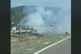 A napokban ketten is úgy gondolták, jó ötlet autópályán biciklizni. Fotok Kigyulladt Es Teljes Terjedelmeben Langol Egy Auto Az M7 Es Autopalyan A Torokbalinti Lehajto Kozeleben Bp I Autosok Kozossege