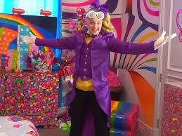 Jojo siwa may share a home with her parents, but the house is most definitely decorated in. Look Inside Youtuber Jojo Siwa S Candy Themed Bedroom Insider