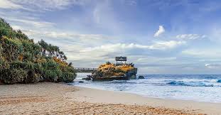 Indahnya Pantai Kukup Gunungkidul Unik Ada Gua Karang Mirip Tanah Lot Di Bali