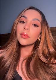 Explora el estilo único de Naomi Silvia