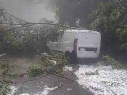 Rischio violenti temporali con grandine, ecco quando. Temporale A Milano Cede Il Solaio Del Fiordaliso Auto Bombardate Dalla Grandine Nel Varesotto Furgone Travolto Da Un Albero Corriere It