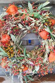 Herbstkranz Fur Die Ture In 2020 Herbst Dekoration Herbstkranz Blumengestecke