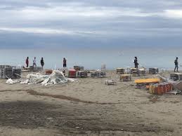 Ανάστατοι κάτοικοι και τουρίστες από την επιδρομή τοξικών μεδουσών στις παραλίες πλήθος χρηστών σε μέσα κοινωνικής δικτύωσης καταγράφουν τις παραλίες όπου συνάντησαν μέδουσες Xalkidikh Eikones Biblikhs Katastrofhs Apo Th 8eomhnia Sth Nea Kallikrateia Pics E8nos