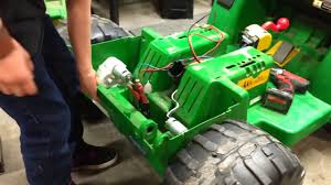 Rewelacyjny traktor napędzany akumulatorem 12v. Peg Perego Gator Gearbox Overhaul Youtube