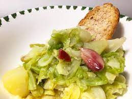 In una padella antiaderente cuocere il cavolo con olio e il porro tagliato finemente, coprire bene con un coperchio aggiungendo acqua al bisogno, un pizzico di sale e una spolverata di pepe. Cavolo Cappuccio Con Patate Ricette Al Volo