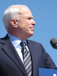 Juan McCain Manosea Con Los Dedos Para Arriba Foto de archivo editorial