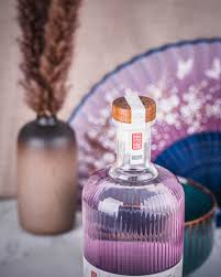 His name literally means peach tarō; MomotarÅ Japanisch Inspirierter Craft Gin Und Alkoholfreies Destillat Mit Erlesenen Botanicals About Drinks Com