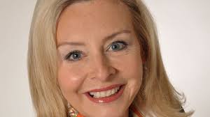 Was eine Heidelberger Büro-Knigge-Expertin zu Shorts am Schreibtisch,  Tattoos und lockeren Grußformeln sagt