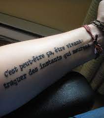 Ecriture Tatouage 20 Idees Pour Un Tatouage De Phrase Sur L Avant Bras