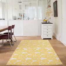 Tapis ethnique jaune en polypropylène attar un tapis est l'élément de décoration de base à avoir chez soi. Tapis Jaune Et Vert Enredada