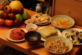 Ngoài ra là đồ chín như lễ vật cần được chuẩn bị trước thời điểm giao thừa, đặt sẵn trên bàn hoặc mâm lớn rồi kê một cái đôn chứ không để trên mặt đất. Vi5cgpju 9noim